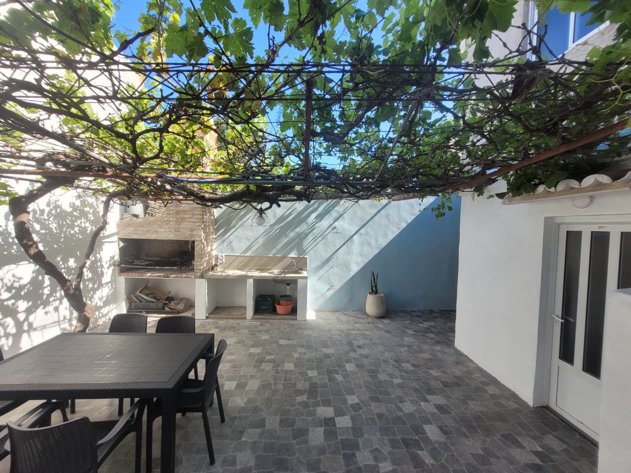 patio con parrilla cerca del mar