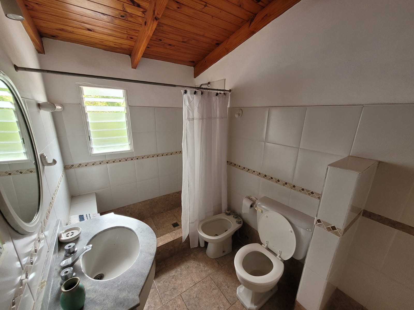Baño moderno y limpio