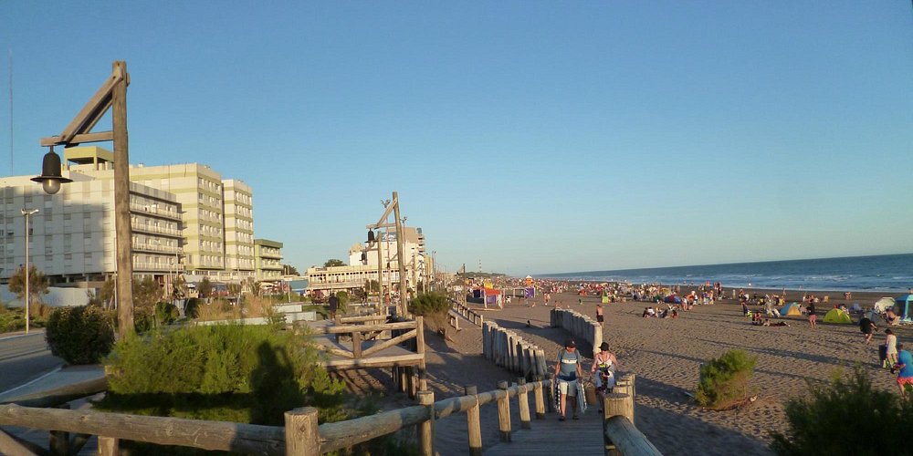 patio con ducha y parrilla cerca del mar